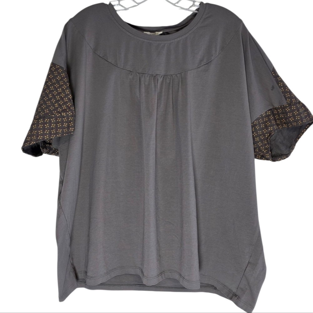 Easel Dark Gray Top with Patterned Sleeves Size Large